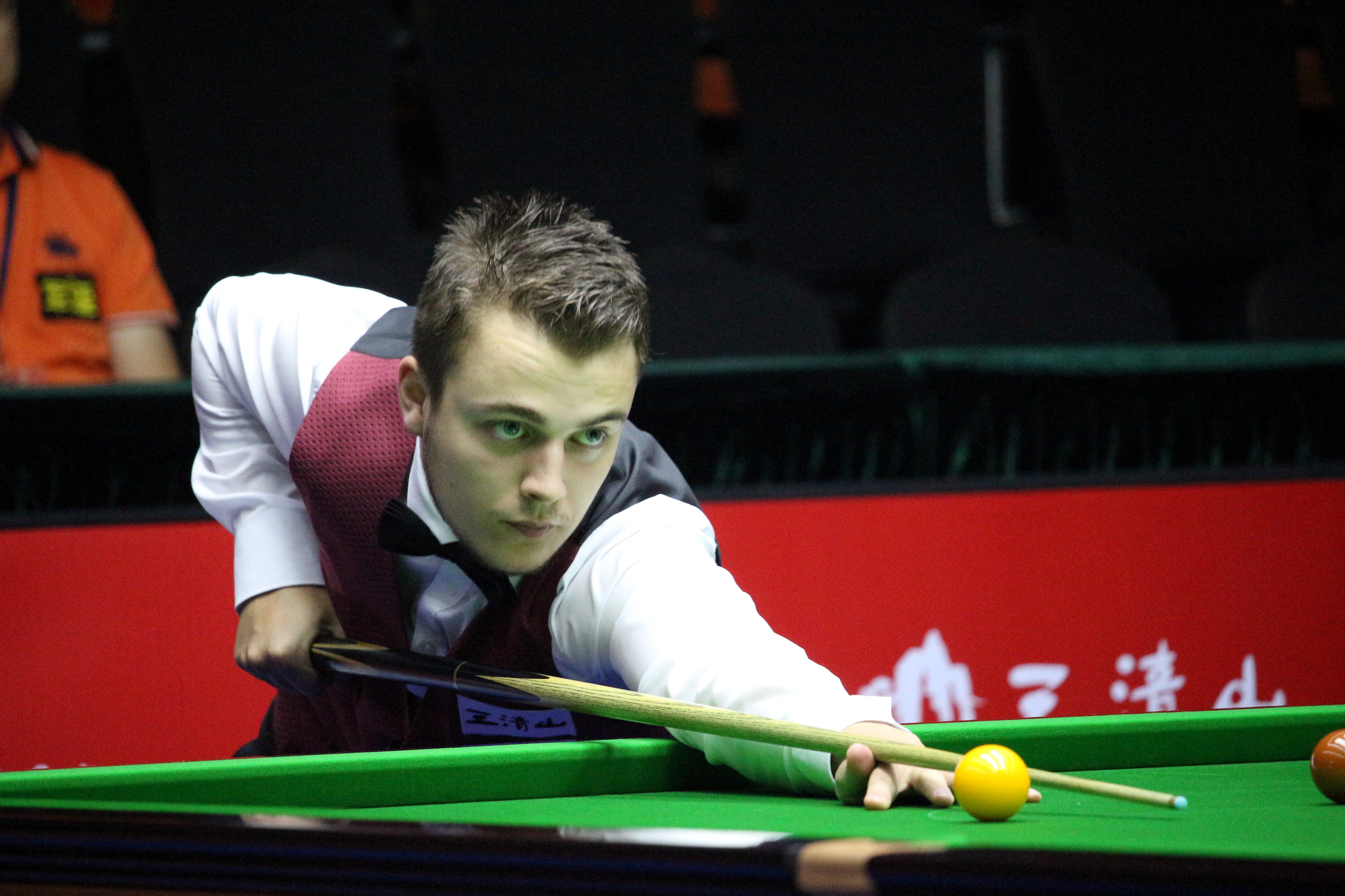 恩斯身着皮 恩斯身着皮