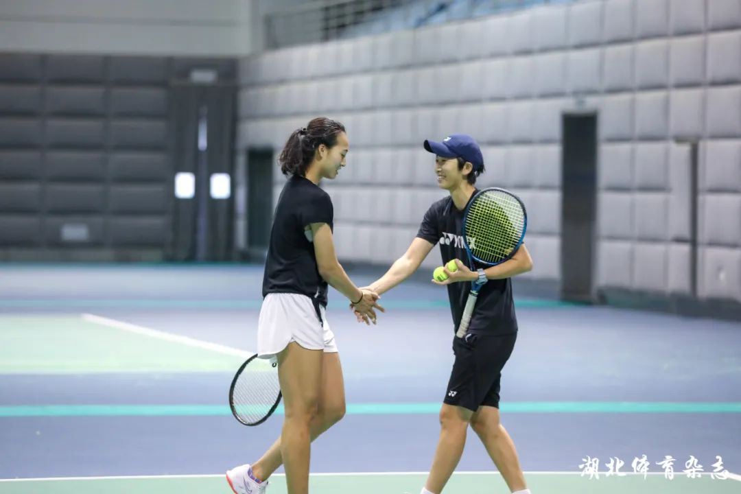 由于比分落 由于比分落